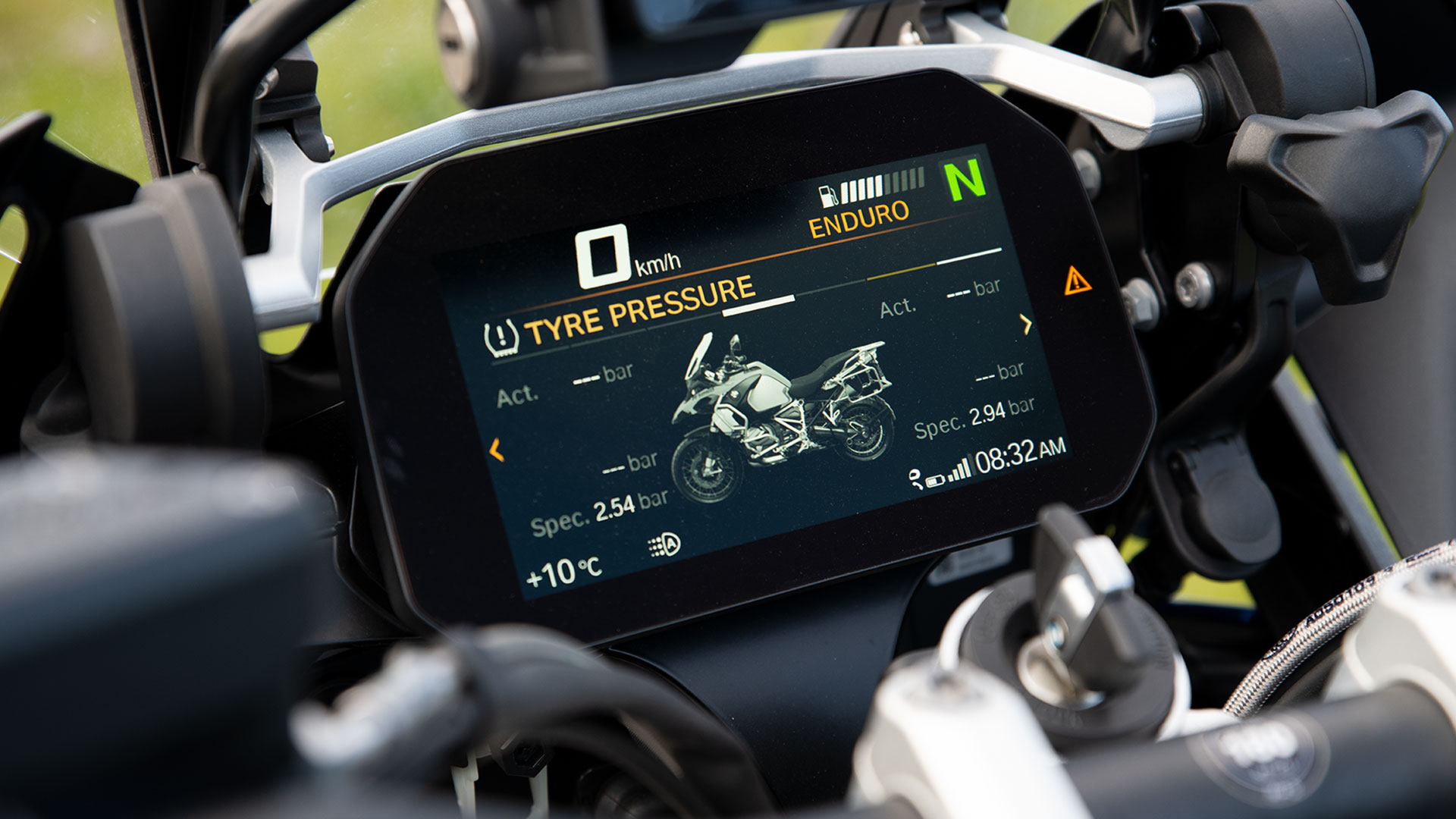 BMW R 1250 GS Adventure with connectivity, view of the TFT display
