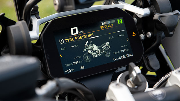 BMW R 1250 GS Adventure with connectivity, view of the TFT display