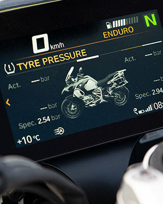 BMW R 1250 GS Adventure with connectivity, view of the TFT display