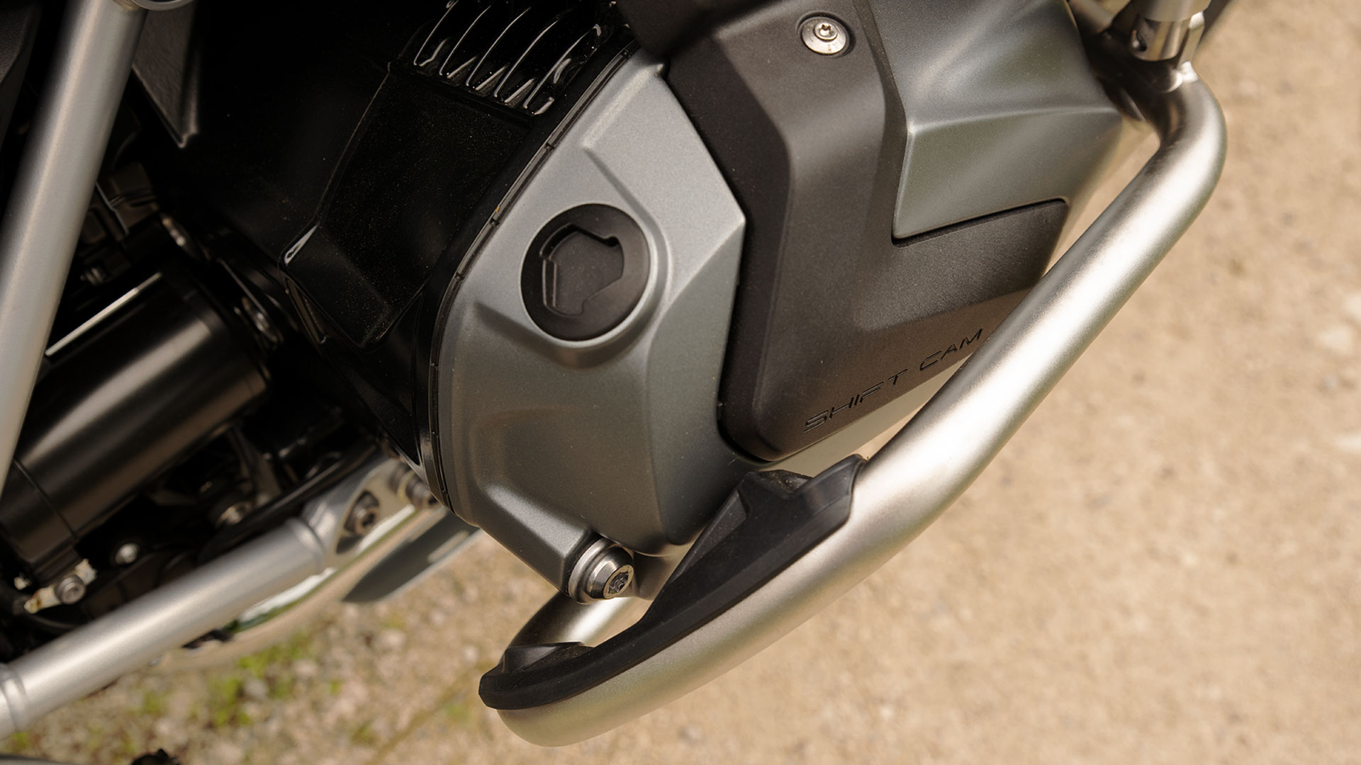 View of the cylinder head cover of the BMW R 1250 GS Adventure with the ShiftCam model inscription