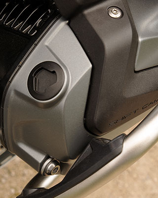 View of the cylinder head cover of the BMW R 1250 GS Adventure with the ShiftCam model inscription