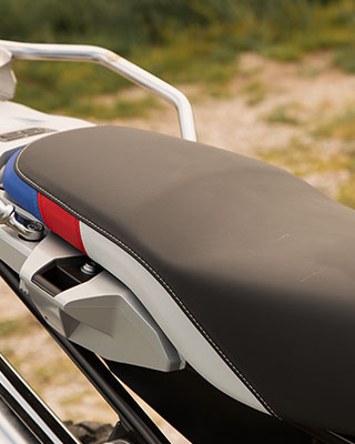 View of the cylinder head cover of the BMW R 1250 GS Adventure with the ShiftCam model inscription