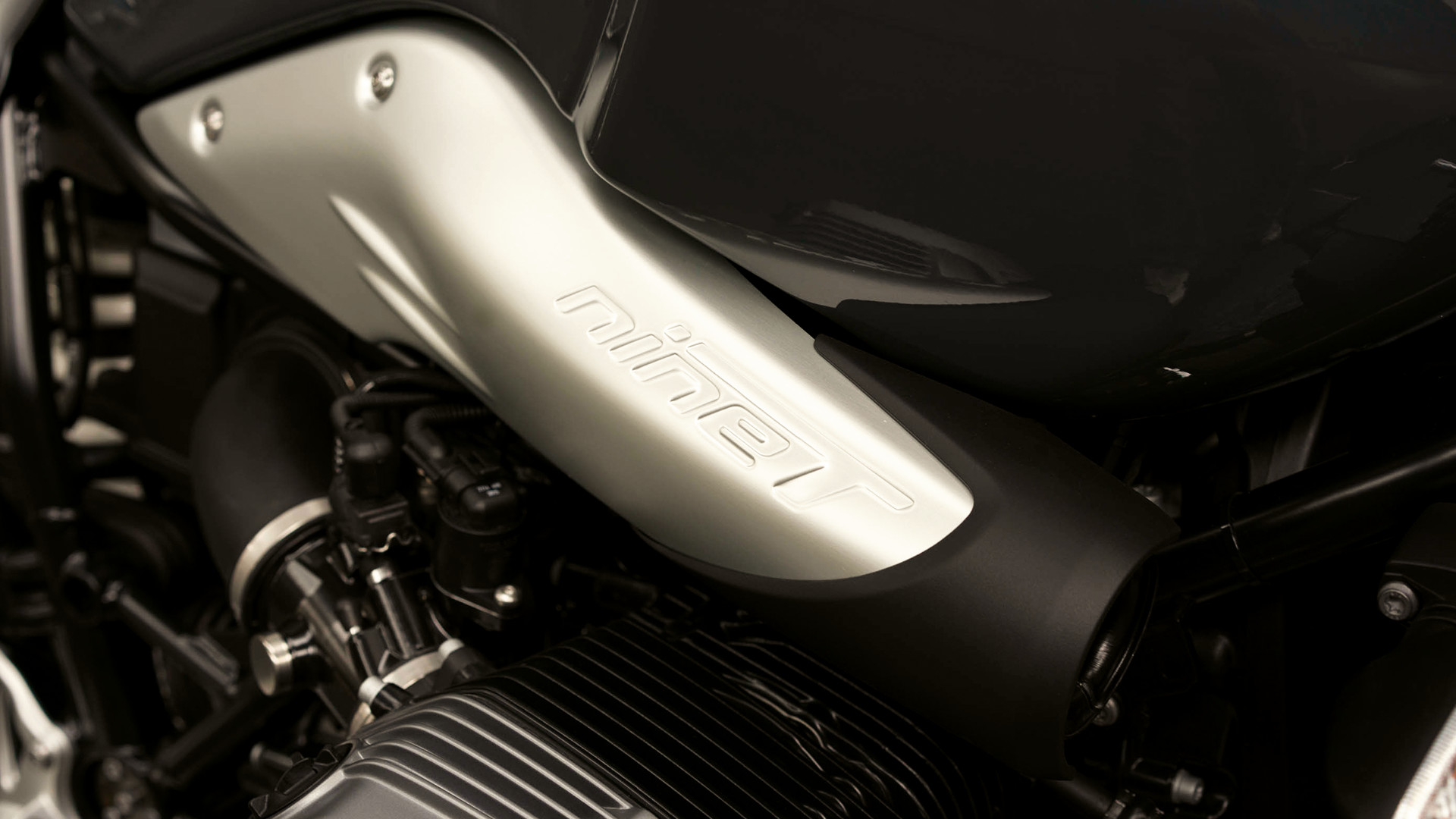 R nineT Pure "nineT"字样